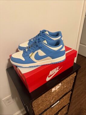 Nike Low-Top Sneakers in University Blue and White